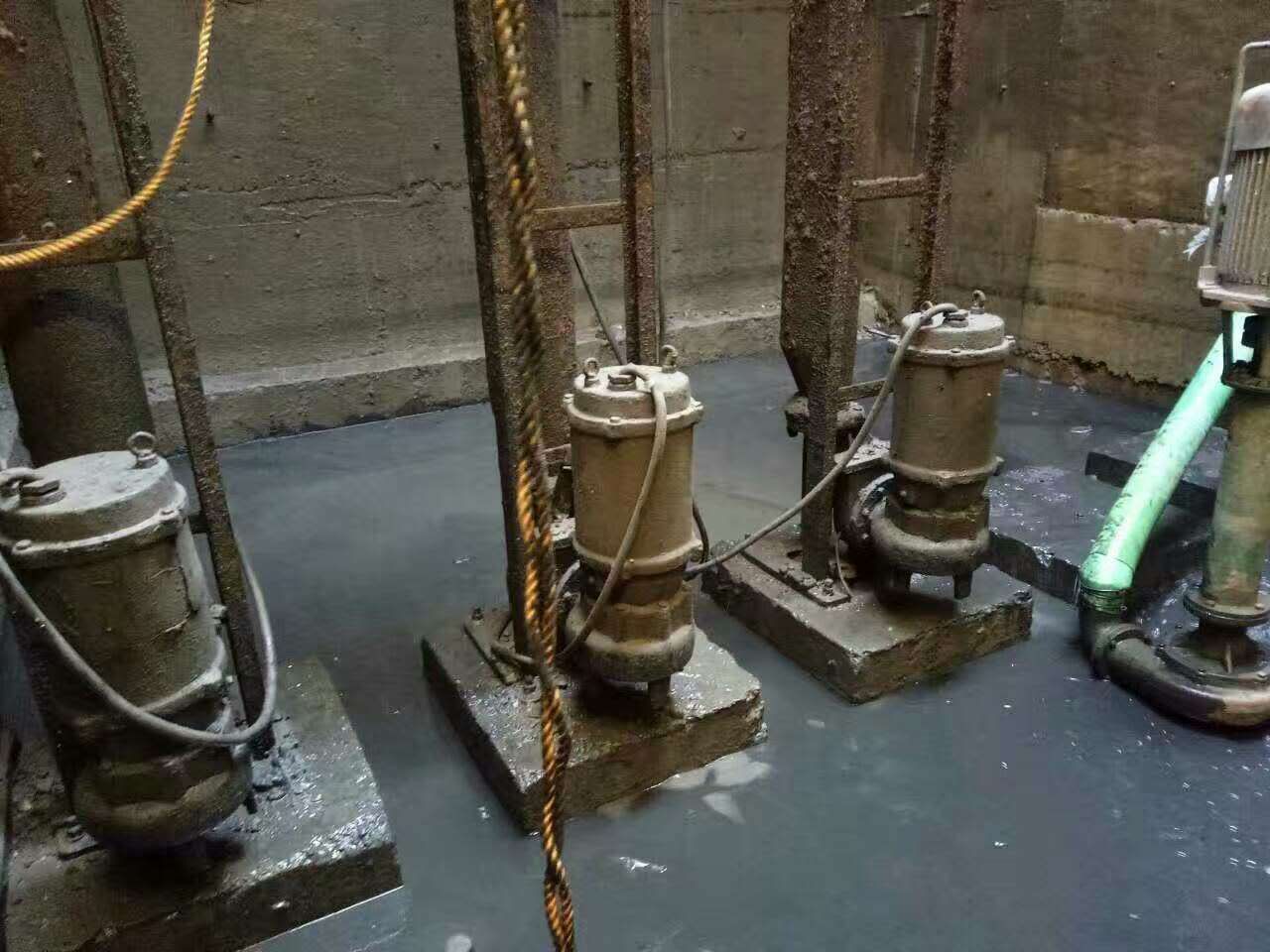 浉河污水池清理