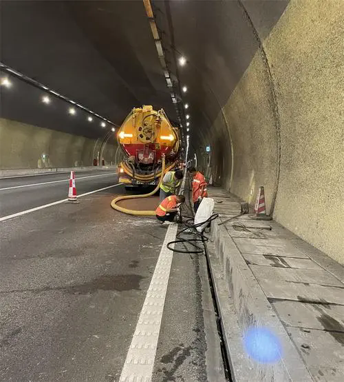 浉河隧道排水渠清淤